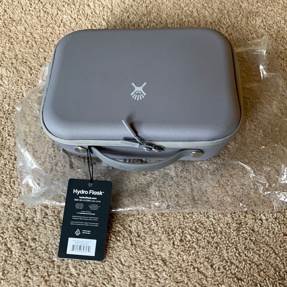 Large Hydro Flask insulated zipper lunch box. New with tags. 4 x 12.3 x 10.6in